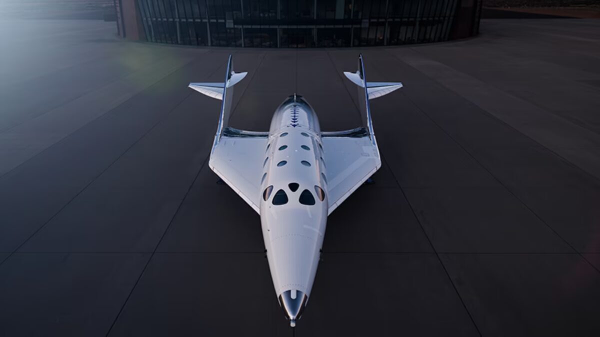 Самолет Virgin Galactic на взлётной площадке