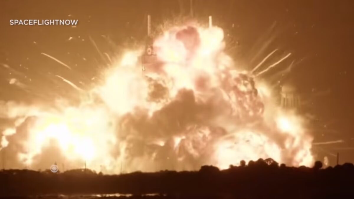 Взрыв ракеты New Glenn во время огневых испытаний Blue Origin