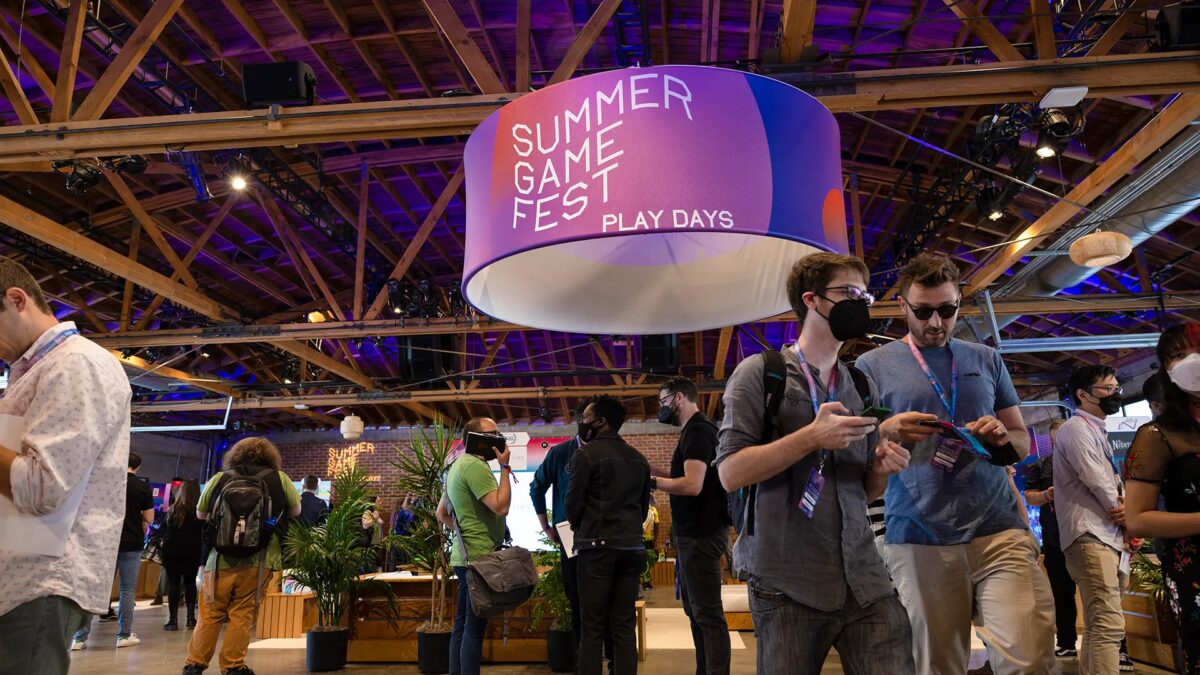 Люди и выставочные стенды на Summer Game Fest конференции