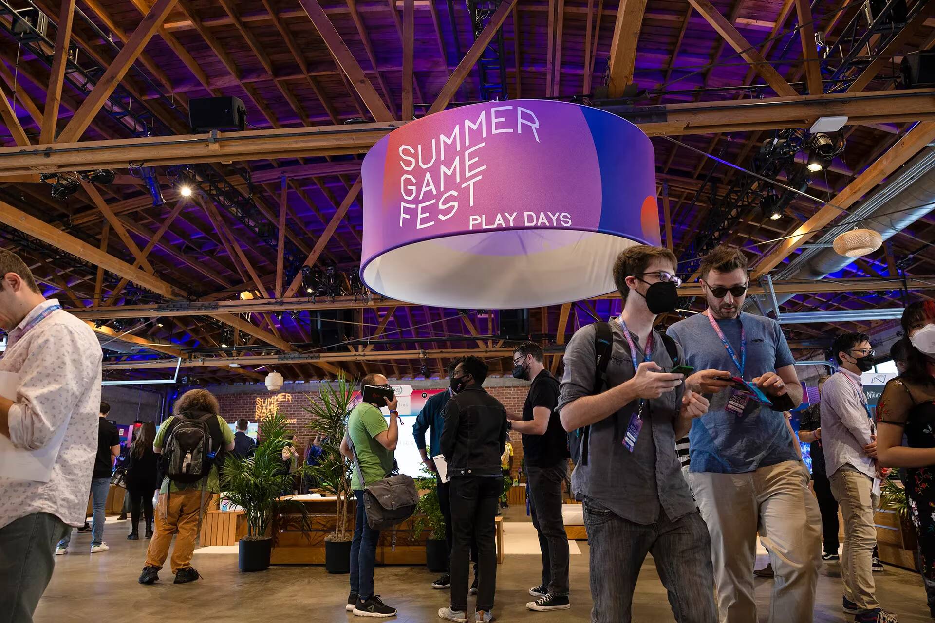 Люди и выставочные стенды на Summer Game Fest конференции