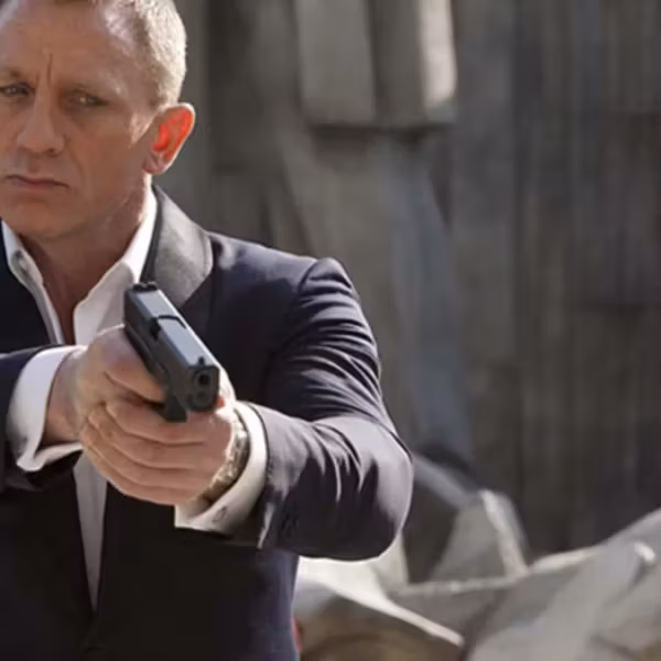Мужчина в костюме держит пистолет Amazon MGM Джеймс Бонд