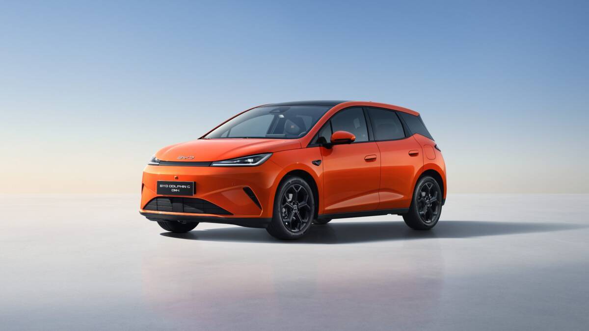 Электромобиль BYD Dolphin G DM-i оранжевого цвета