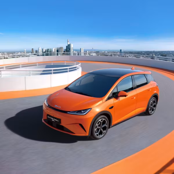 красный BYD DOLPHIN G DM-i на крыше около города