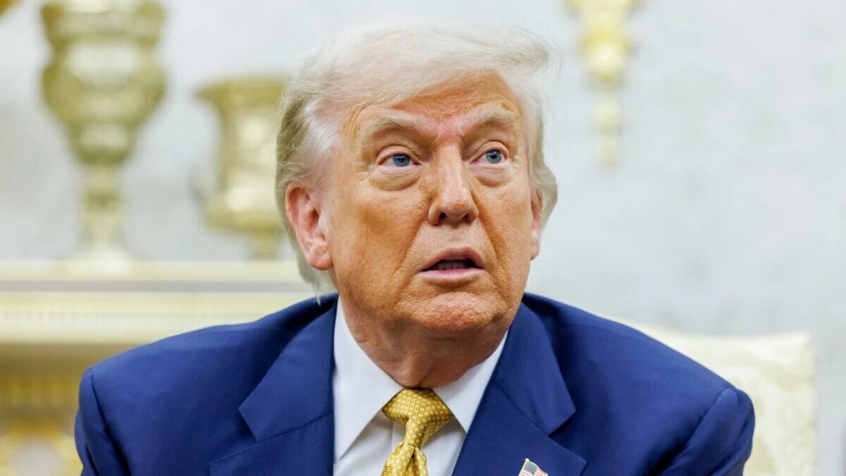 Дональд Трамп в синем костюме и желтом галстуке