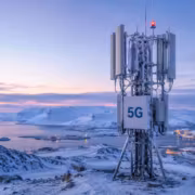 Метель и снежный пейзаж с мачтой 5G Мегафон