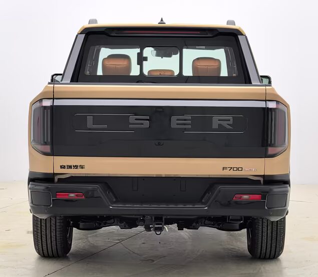 Задняя часть пикапа Jetour F700 с логотипом LSER