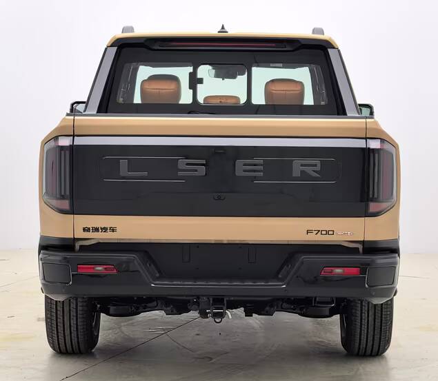 Задняя часть пикапа Jetour F700 с логотипом LSER