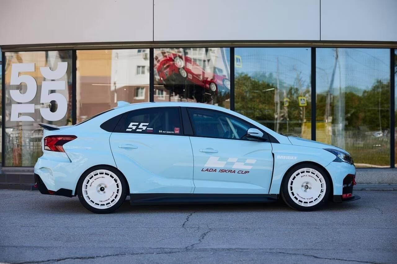 Серый гоночный автомобиль Лада Искара Cup спереди