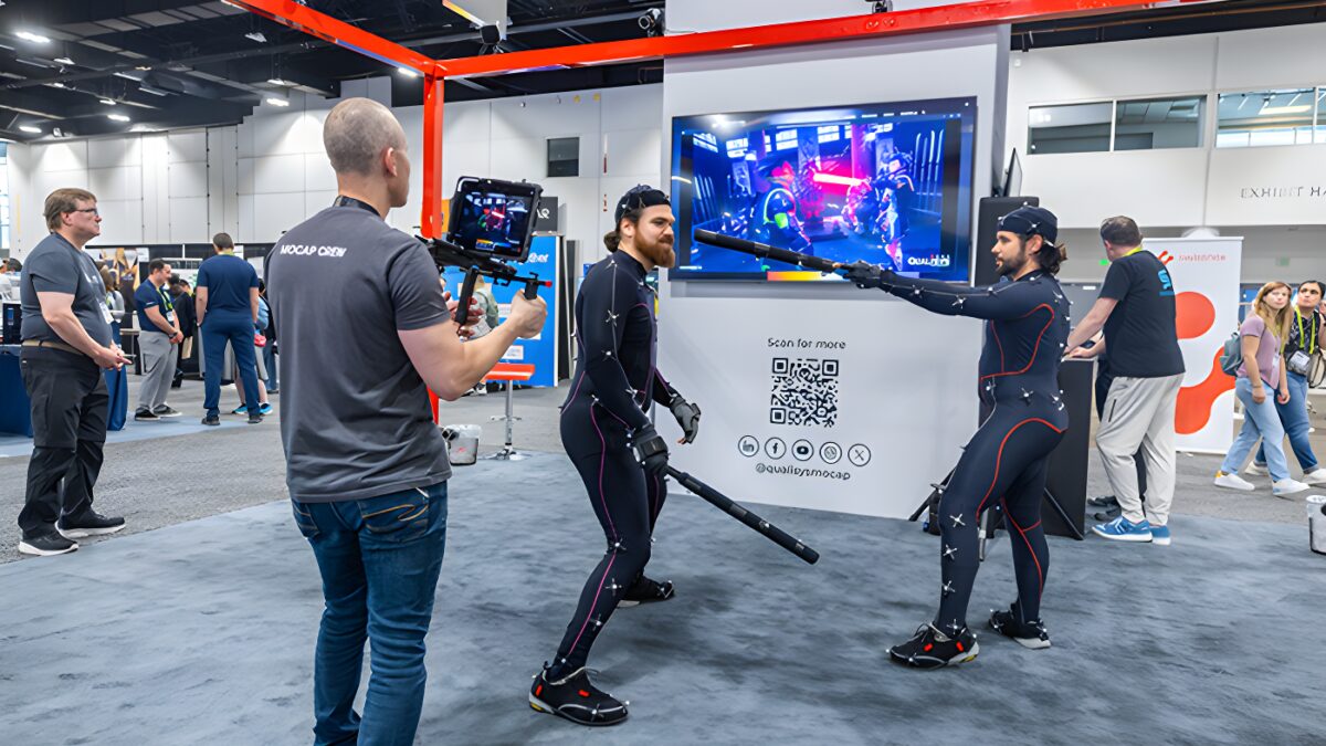 Люди в костюмах для игровых исследований на выставке Игровое лето 2026