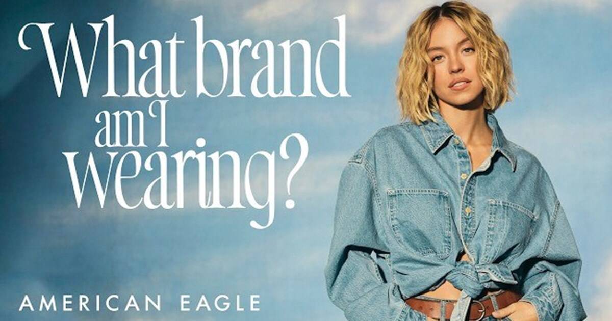Сидни Суини в джинсовых шортах и куртке American Eagle