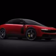 Электромобиль Ferrari Luce красного цвета в темной обстановке