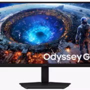 Крупный план монитора Samsung Odyssey G8 с изображением космической станции