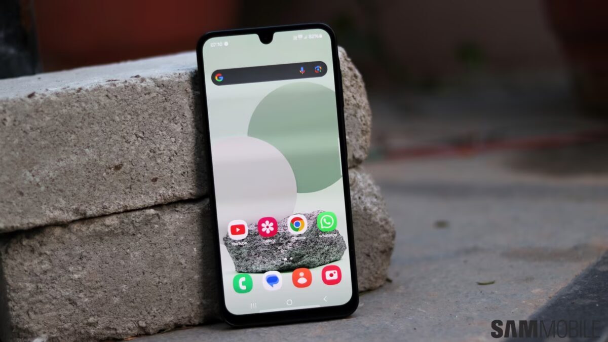 Смартфон Samsung Galaxy A16 5G лежит на кирпиче