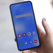 смартфон Samsung Galaxy A55 в руке