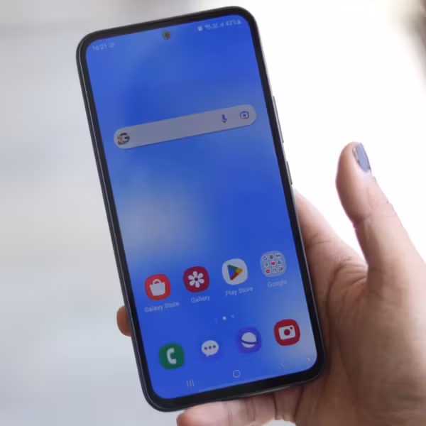 смартфон Samsung Galaxy A55 в руке