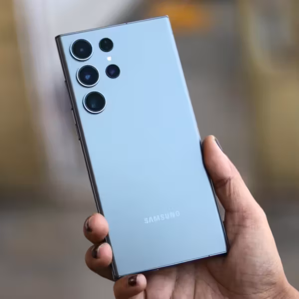 Samsung Galaxy S23 Ultra с тремя большими камерами на задней панели