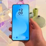 смартфон Samsung Galaxy S25 FE на ладони display