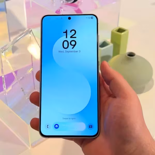 смартфон Samsung Galaxy S25 FE на ладони display