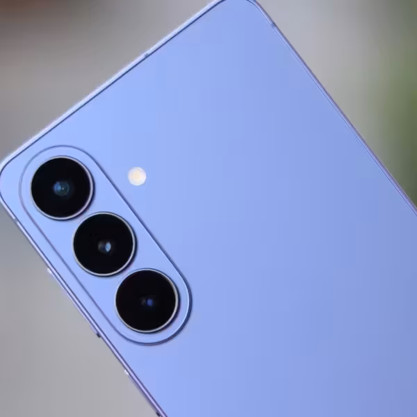 Три задние камеры Galaxy S27 Pro на светлом фоне