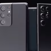 Четыре смартфона Galaxy S с разными цветами и четырьмя камерами