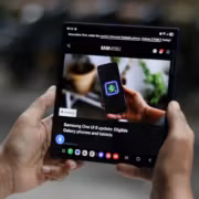 Человек держит складной телефон Samsung Galaxy Z Fold 8