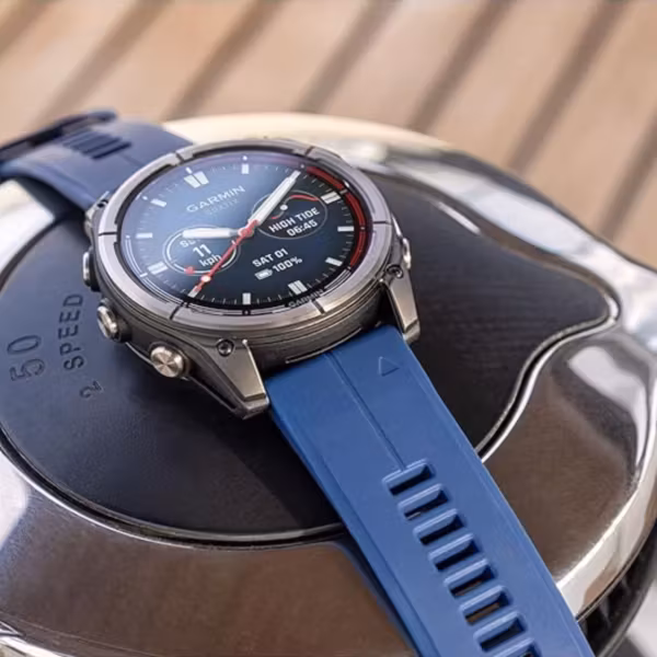 Умные часы Garmin издалека на черном и синем фоне