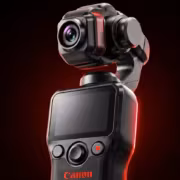 Камера Canon с подвесом и дисплеем в темной обстановке