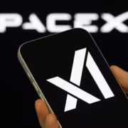 Мобильный телефон с логотипом SpaceXAI на экране