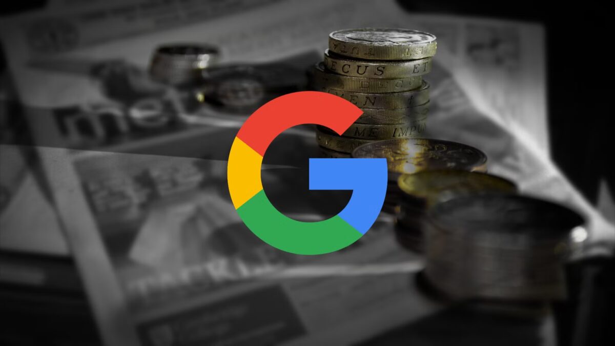 Монеты и деньги с логотипом Google на фоне гаджета товар название статья