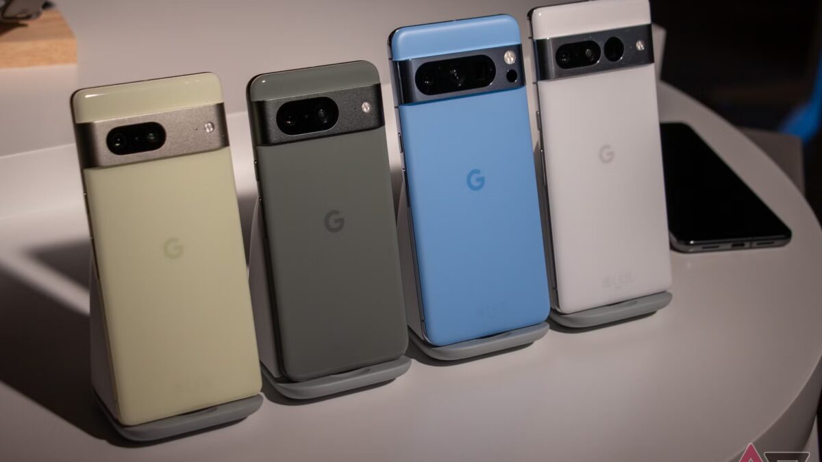 Различные модели смартфонов Pixel на зарядных станциях