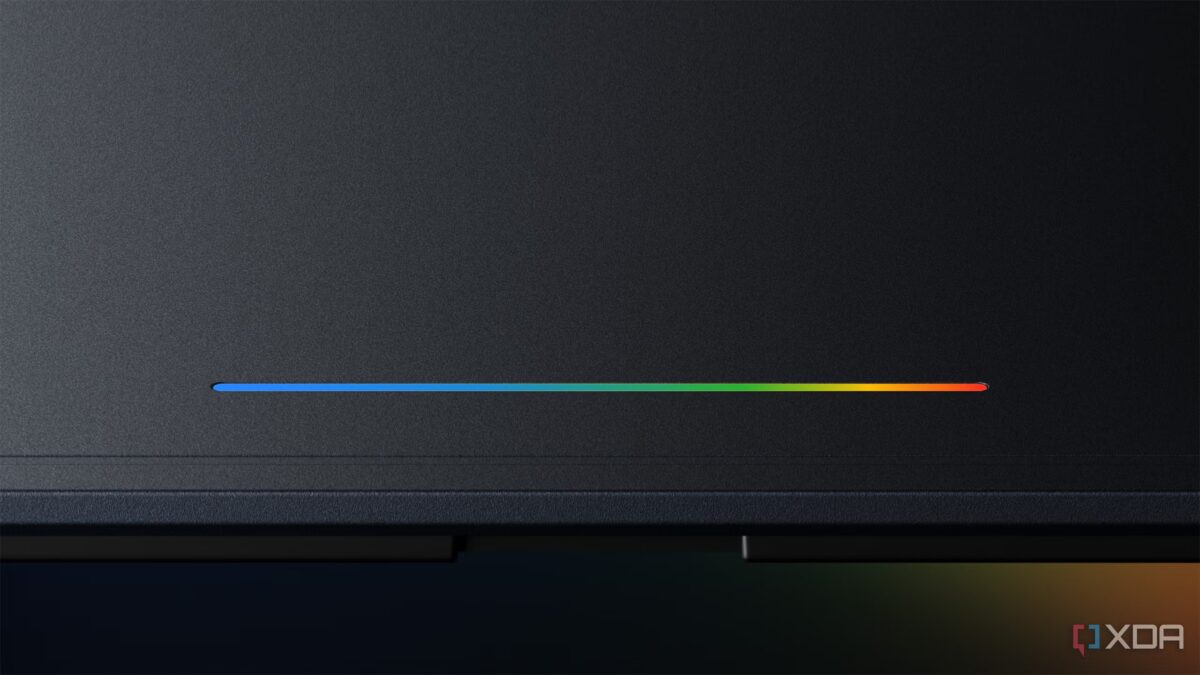 Планшет Google Chromebook с яркой полосой на клавиатуре