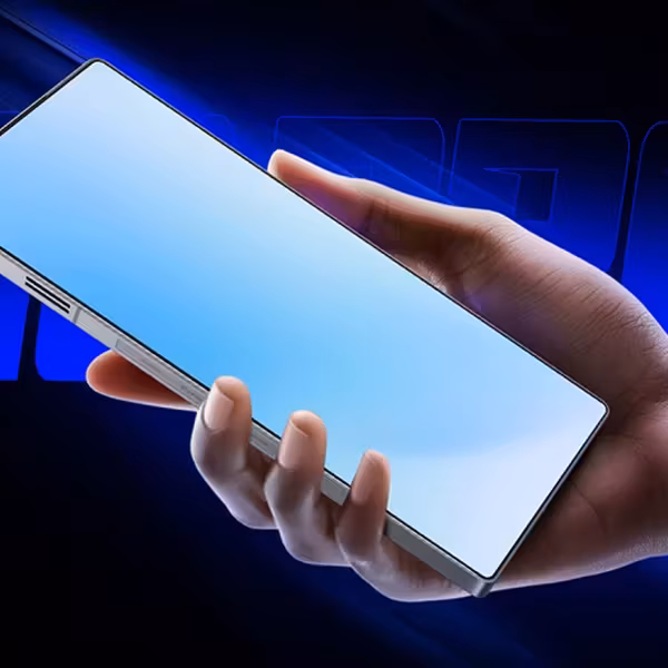 Красный Magic 11S Pro смартфон в руке ударостойкий корпус