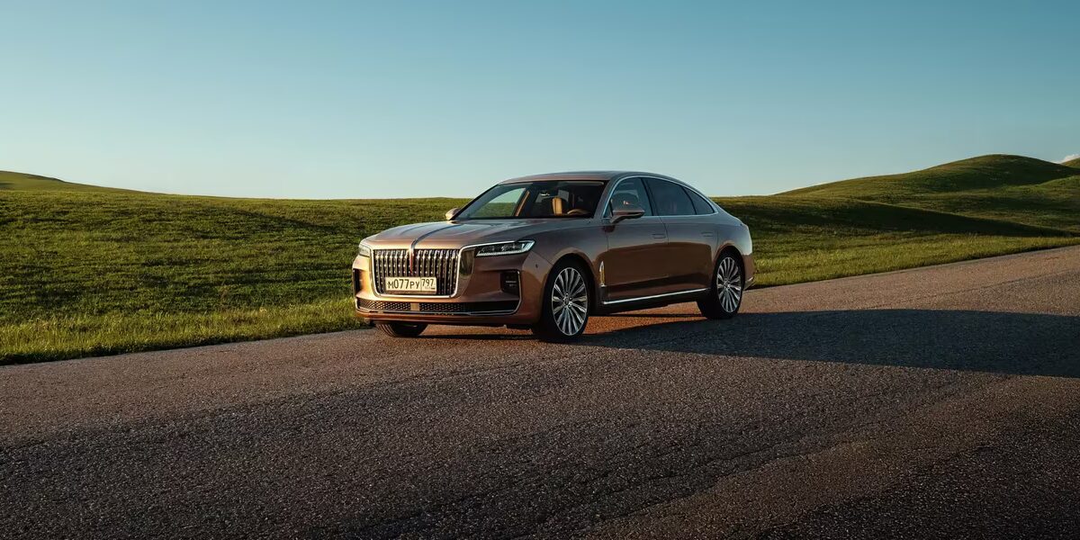 Серый седан Audi Senat 900 на дороге в поле