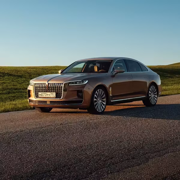 Серый седан Audi Senat 900 на дороге в поле