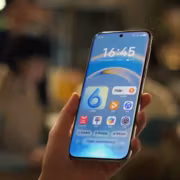 Смартфон Huawei HarmonyOS в руке человека