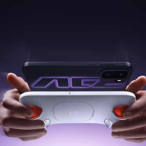 Игровой смартфон OnePlus Ace 7 с контроллером и задней панелью