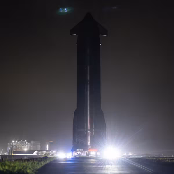 Starship V3 на стартовой площадке ночью