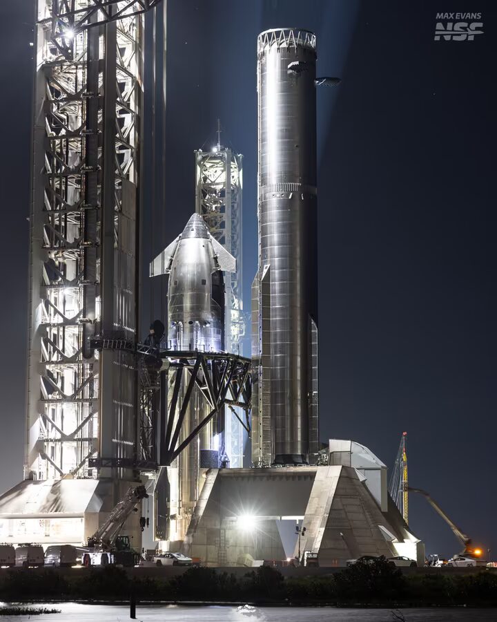 Ракета Starship V3 на стартовом комплексе