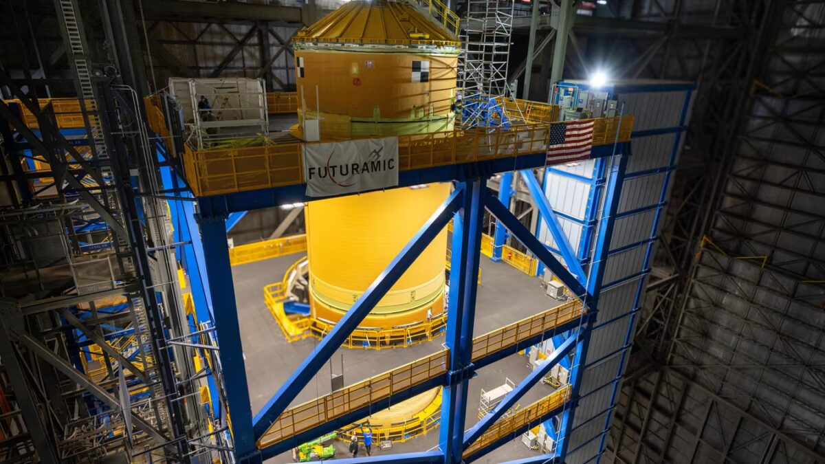 Загруженная ракета Space Launch System на космическом комплексе Artemis 3