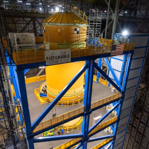 Загруженная ракета Space Launch System на космическом комплексе Artemis 3