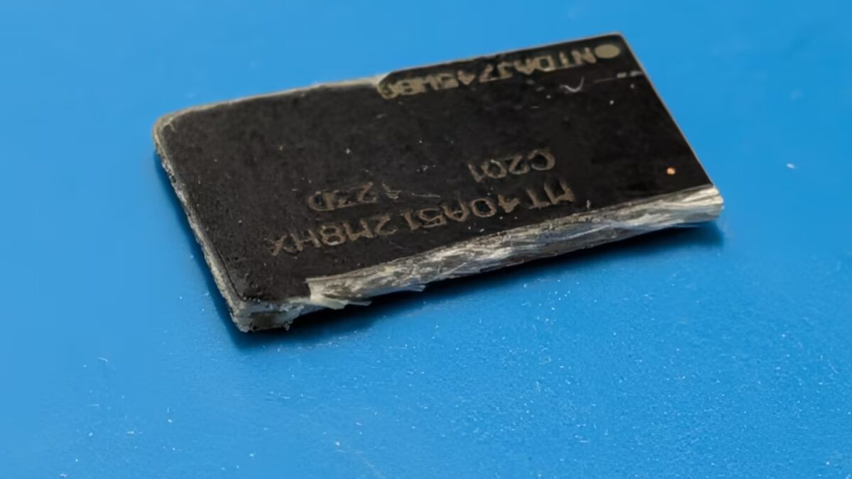 Фальшивый DDR5 с пластиковыми «чипами» и повреждениями