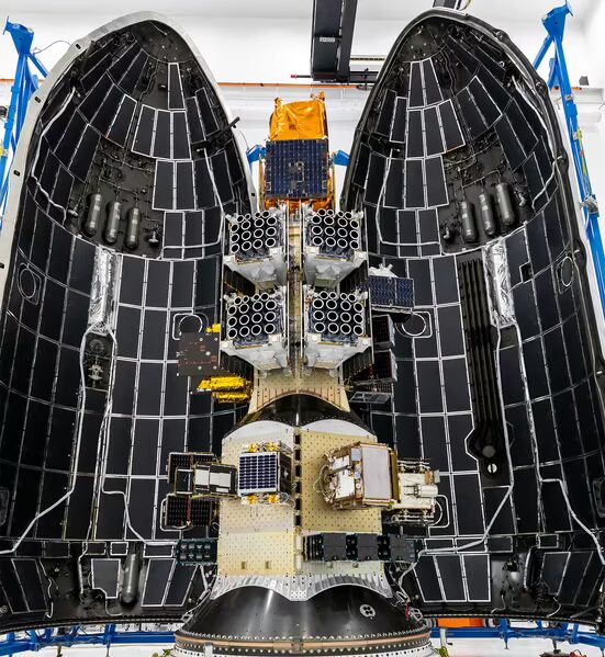 средняя секция Falcon 9 с 45 спутниками