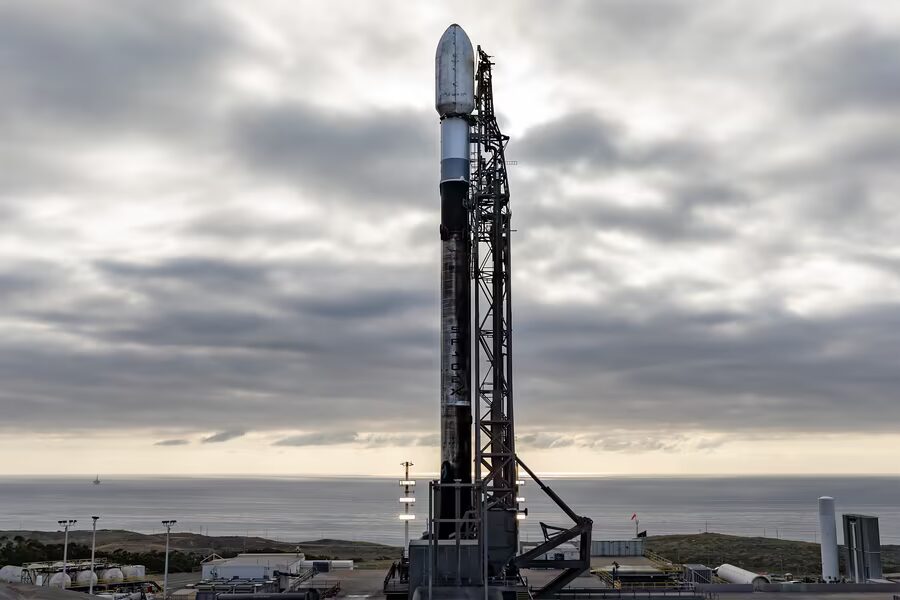 Ракета Falcon 9 на стартовой платформе готовится к запуску