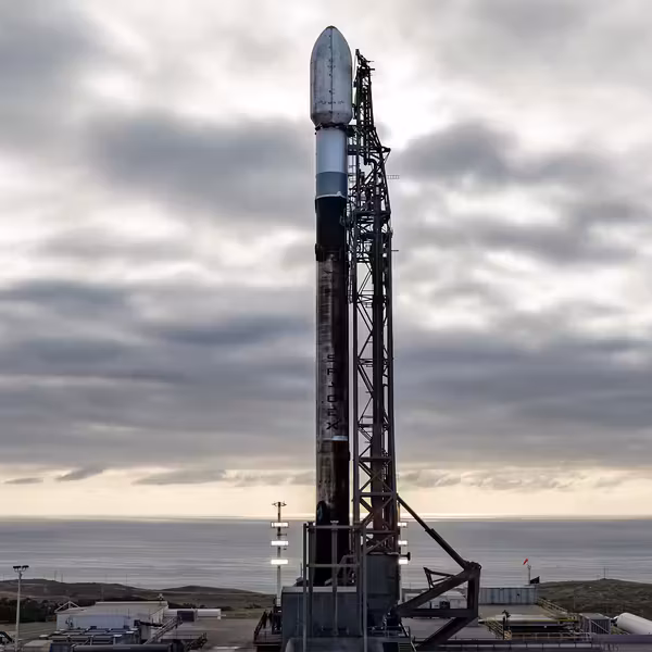 Ракета Falcon 9 на стартовой платформе готовится к запуску