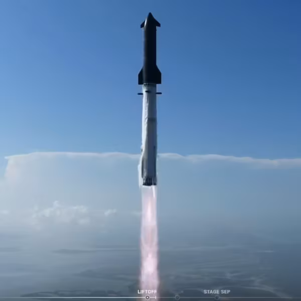 Старт ракеты Starship во время взлёта с бугром
