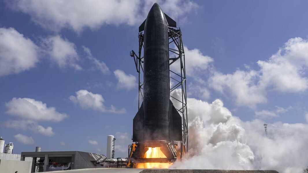 Ракета Starship в момент старта у стартовой платформы