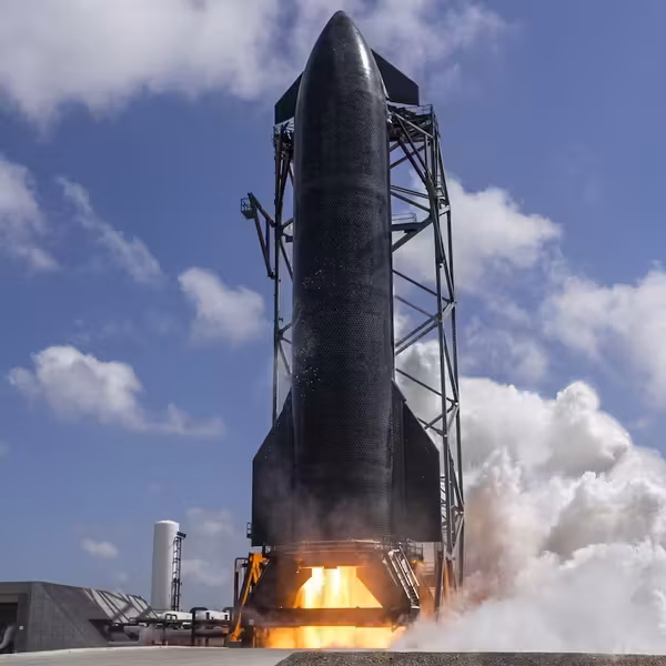 Ракета Starship в момент старта у стартовой платформы