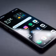 Смартфон Samsung Galaxy S23 Ultra на черном фоне