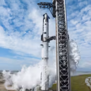 Ракета Starship SpaceX готовится к запуску на космодроме