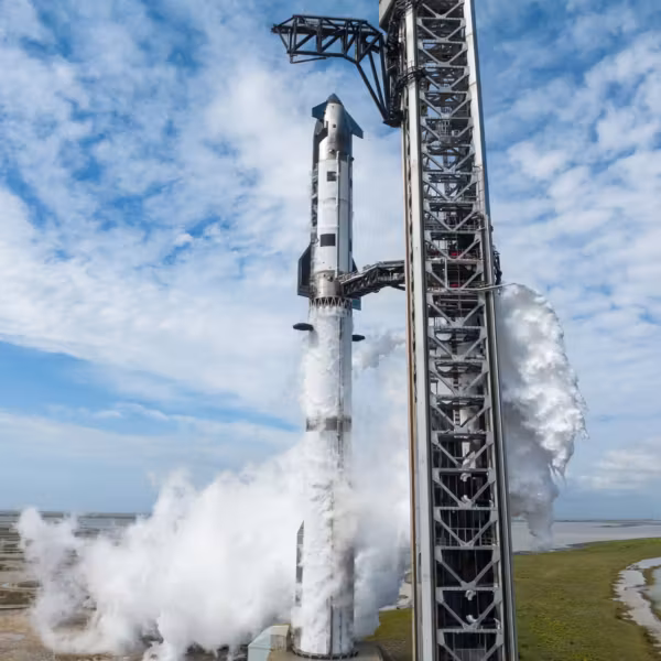 Ракета Starship V4 на стартовой площадке